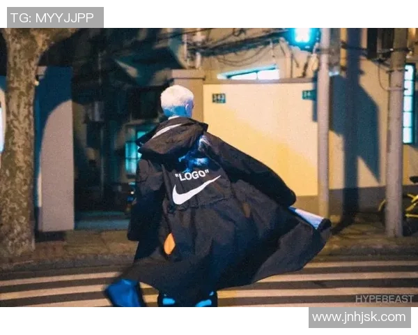 喷雾场景足球明星联名款背包引领时尚潮流与运动风尚结合