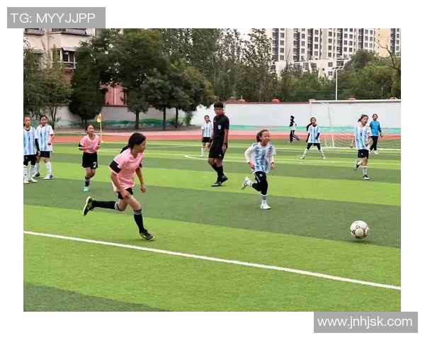 小日子里的足球明星们如何在绿茵场上书写传奇人生